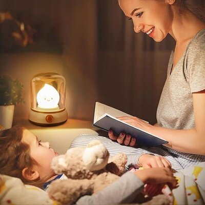 maman faisant la lecture a enfant sous lumiere veilleuse bebe multifonction sleepydreams