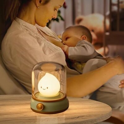 maman allaitant bebe sous la lumiere douce veilleuse bebe multifonction sleepydreams