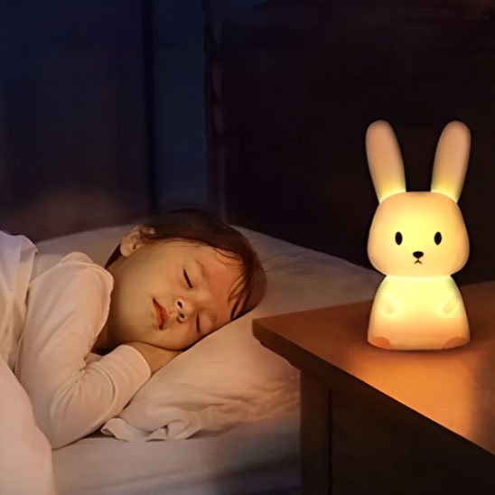 enfant endormi sous lumiere chaleureuse veilleuse bebe nuits paisibles