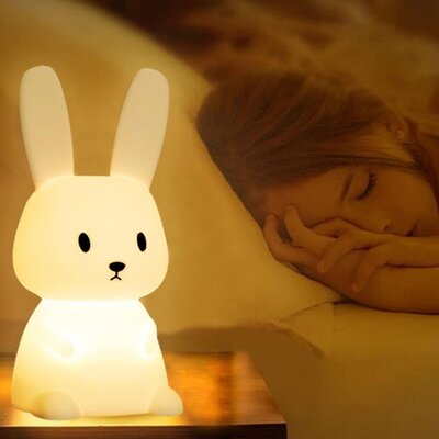 filllette profondement endormie sous lumiere tamisee de veilleuse bebe nits paisibles
