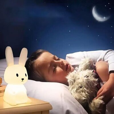 sommeil paisible de fillette par veilleuse bebe nuits paisibles