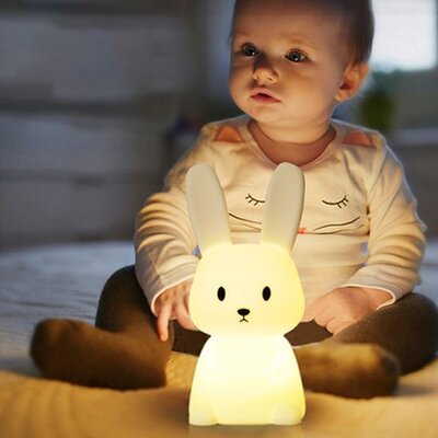 eveil enfant stimule par la veilleuse bebe nuits paisibles