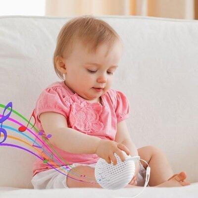 enfant jouant avec une veilleuse bruit blanc sweetdreams