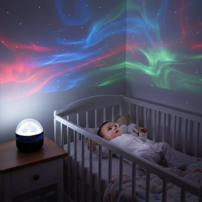 bebe admirant ciel etoile cree par la veilleuse projection ciel etoile magique