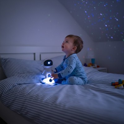 enfant emerveille par la veilleuse projection galactique