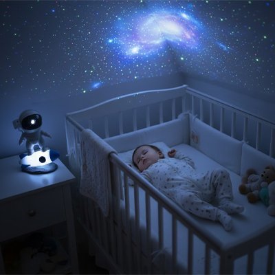 enfant emporte vers univers magique cree par veilleuse projection galactique