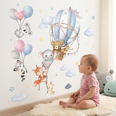 Vue de profil bébé vêtu rose assis sur tapis observant avec attention décor créé par stickers muraux chambre pose facile