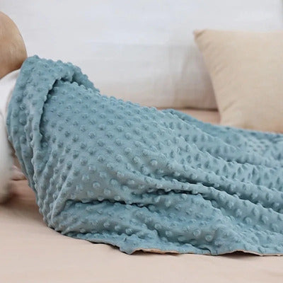 Vue dos enfant allongé recouvert par couverture bébé Maxi Epais bleu