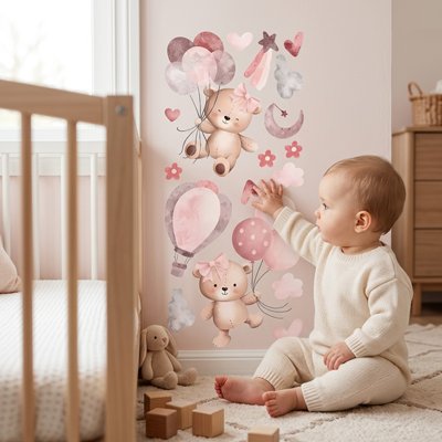 Vue profil bébé assis sur le tapis main posée sur mur décoré par stickers muraux enfant univers douillet