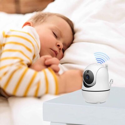 Vue profil bébé vêtu blanc rayé jaune endormi sous contrôle caméra bébé vision extrême