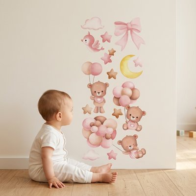 Vue profil de bébé assis sur plancher attiré par décoration stickers muraux chambre déco tendance