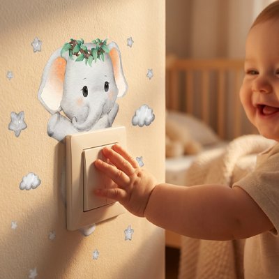 Vue profil droit bébé souriant émerveillé par décoration stickers muraux enfant position facile
