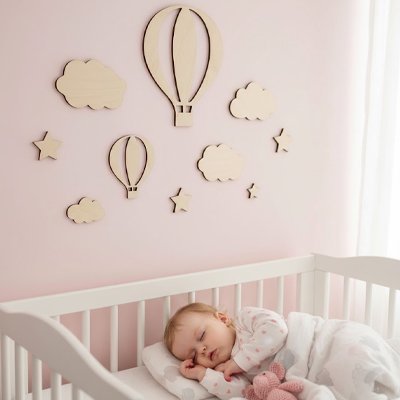 Vue profil droit de bébé profondément endormi dans chambre ornée par stickers muraux design unique