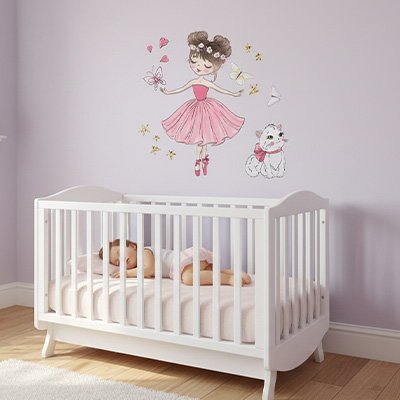 Vue profil droit fillette couchée dans lit dans la chambre décorée par stickers muraux enfant transformation instantanée