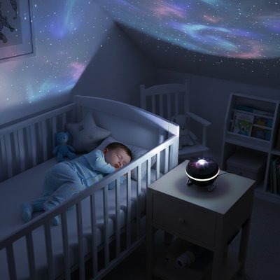 Vue profil gauche bébé sereinement endormi sous lumière douce projecteur enfant univers magique