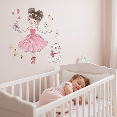 Vue profil gauche fillette couchée dans lit dans la chambre décorée par stickers muraux enfant transformation instantanée