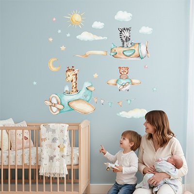 Vue profil maman assise tenant bébé et communiant avec son fils dans chambre décorée par stickers muraux enfant animaux aventuriers