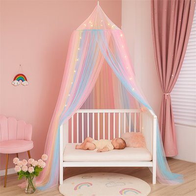 Zoom arrière de bébé endormi dans son berceau recouvert sur la longueur et décoré par le ciel de lit cocon enchanteur