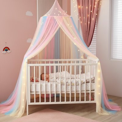 Zoom avant de bébé endormi dans son berceau recouvert sur la longueur et décoré par le ciel de lit cocon enchanteur